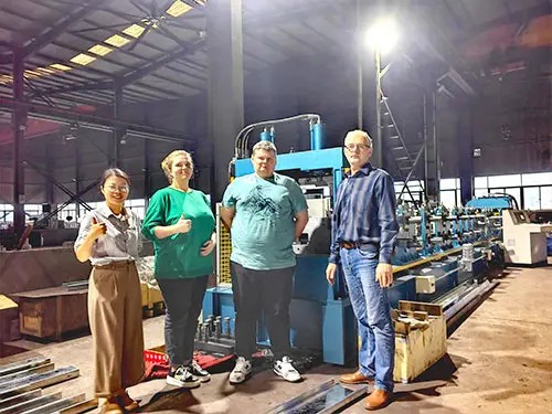 2023-10-27-Customer-from-Russia-inspects-the-machine-air-conditioner-back-panel-machine-640-640
